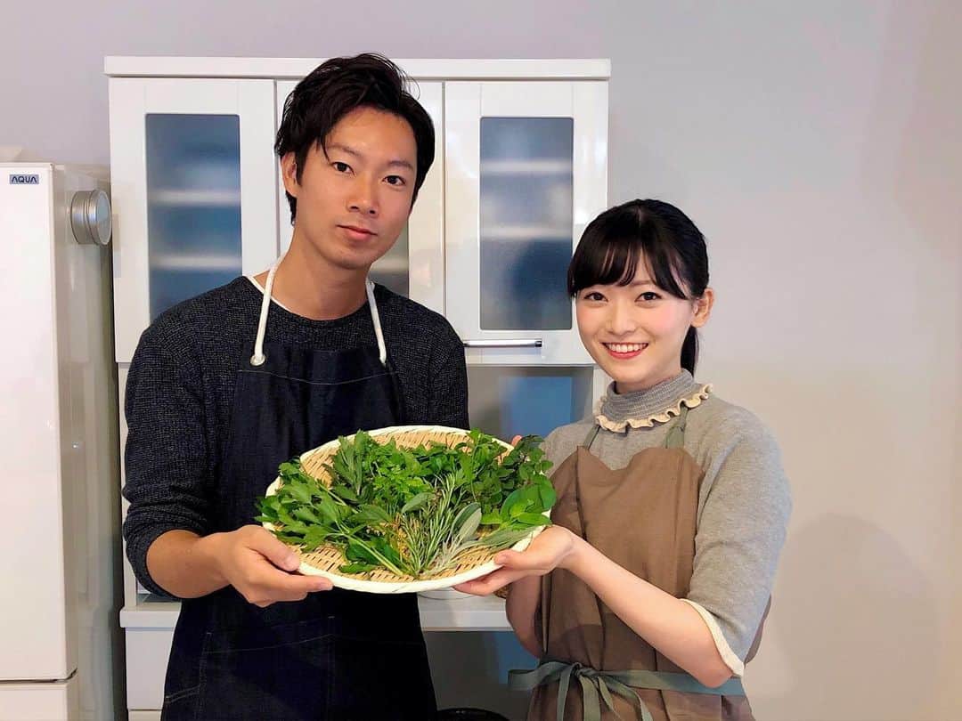 のインスタグラム：「明日の#ドデスカ #ハピスタ はスパイス&ハーブを使った#温活レシピ 🌿 #ハーブ王子 #山下智道 さんに教えていただきました✨ ・ 生姜が主役の鯖の佃煮、ゆず塩を使った簡単パスタなどなど、真似したくなるレシピをたくさんご紹介します🐟 私も実際に家で作ってみて、色んなアレンジを楽しんでいる最中です♩ ・ 代打で初めてハピスタを担当しました☻ 収録もポカポカレシピも勉強になった〜！ ・ #ハーブ #スパイス #メーテレ #アナウンサー #名古屋テレビ #名古屋 #nagoya #南雲穂波」
