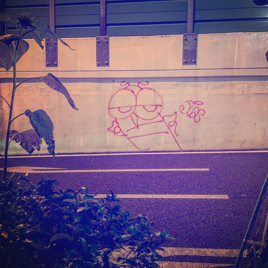 マシュー・チョジックさんのインスタグラム写真 - (マシュー・チョジックInstagram)「👀👟 #散歩中 #東京 #Tokyo #onawalk #Japan #落書き #らくがき #graffiti #日本」11月24日 22時07分 - matthew_chozick