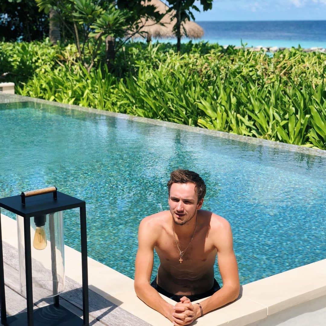 ダニール・メドベージェフのインスタグラム：「Time to relax and refresh 👌🏻💆🏻‍♂️// Время отдохнуть и восстановиться 💆🏻‍♂️👌🏻」