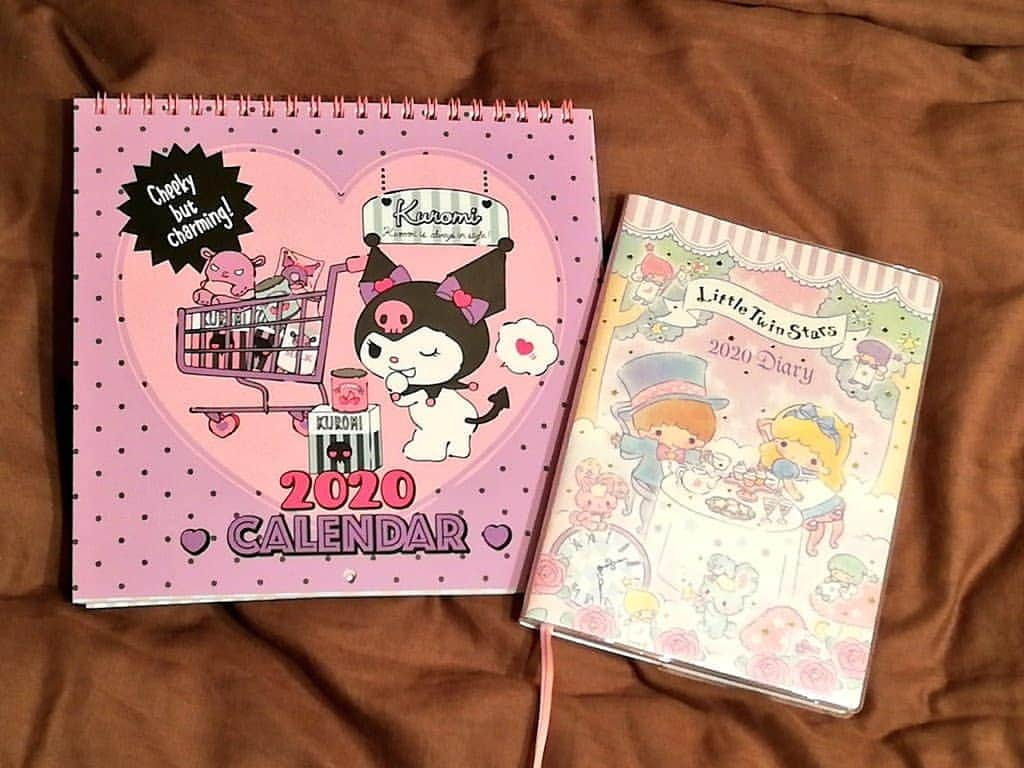平井“ファラオ”光さんのインスタグラム写真 - (平井“ファラオ”光Instagram)「もうそろそろ来年のカレンダーと手帳買わないとってんで買わせていただきました。  カレンダーはカレンダーとしてよりもただクロミ様を見るために。 手帳は今年のキティちゃんのから来年45周年で超応援したいリトルツインスターズのを。  CHOUKAWAIIDESU。  #サンリオ #sanrio #サンリオ部 #芸能サンリオ部 #カワイイ #kawaii #クロミ #クロミ様 #クロミちゃん #kuromi #リトルツインスターズ #キキララ #ハローキティ #キティちゃん #hellokitty #サンリオグッズ #カレンダー #手帳 #2020 #え！？もう2020年！？」11月24日 21時59分 - hirapoyopharaoh