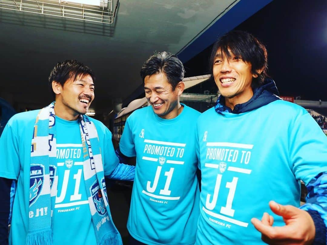 松井大輔さんのインスタグラム写真 - (松井大輔Instagram)「J1昇格　　3度目になります。 京都、磐田、横浜。 サポーターの皆様、暑い日も雨の日もいつでも応援して下さってありがとうございます。  来年はもっと厳しい戦いになると思いますが、共に戦っていきましょう宜しくお願いします。  あ、ルマンをいれたら4度目になります。L2からL1に。  昇格請負人(自称)  #yokohamafc #yokohama #kyoto #iwata #j1 #j2 #昇格 #チーム #嬉しい #最高 #経験 #幸せ #ヤナガワゴーッ  #写真」11月24日 22時01分 - matsuidaisuke_official