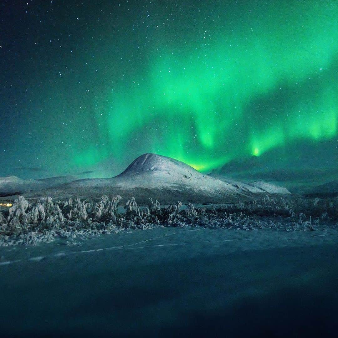 Simone Bramanteのインスタグラム：「{ Aurora } • A small shudder of pleasure as I watch the northern lights for the first time in my life, while it is illuminated by the Moon. #🇸🇪 #sonyalpha」