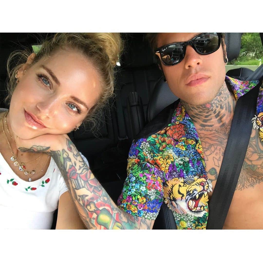 キアラ・フェラーニさんのインスタグラム写真 - (キアラ・フェラーニInstagram)「From right after our engagement, our first beach trip to Hawaii.. Looking back at all our memories together makes me the happiest person on earth. I love you @fedez, you’re MY PERSON.」11月24日 22時02分 - chiaraferragni