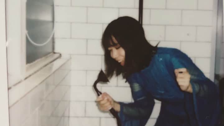 辻詩音のインスタグラム：「人が人に優しくなることがとても大切だけど、その前に自分に優しくしてないと、結局苦しくなっちゃうんだと思います。 意外とみんな自分を後回しにしてしまいがちだからね☕️ バディオー！(覚えてる？小学生のときの水泳前のかけ声) 📖音源付き文庫本「夢中旅」ライブとオンライン限定で発売スタート。 1.Mirror 2.POSE-chinese ver-  #辻詩音 #夢中旅 #music #singersongwriter」