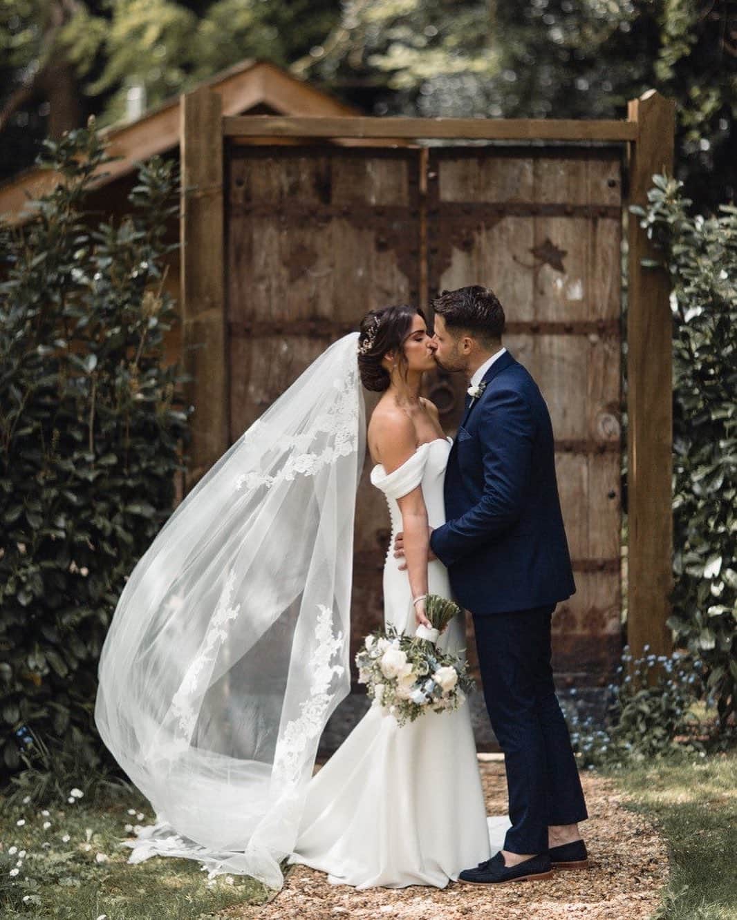 Pronoviasさんのインスタグラム写真 - (PronoviasInstagram)「That veil moment! This bride chose the most stylish wedding look. (Veil: V_2027CC; Dress: Raciela) Tag a friend who's looking for some total look inspo.」11月24日 22時15分 - pronovias