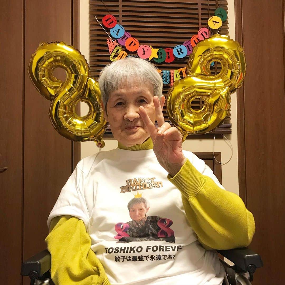 Manitasのインスタグラム：「だいすきなばぁちゃんが今日で88歳を迎えました👵🏻🎂✨米寿！ 1年前から米寿には、ばぁちゃんのTシャツ作ってみんなで着て写真撮ろう！て言ってたのを実現できて最高にうれしい〜。(もちろんTシャツ担当でした) 家族みんなにコマニも会わせられたしコマニも喜んでてよかたね〜。 ばぁちゃんよ、まだまだ長生きしてね。ずーーっと元気でかわいいばぁちゃんでいてね。愛 #まにのばあちゃんかわいいシリーズ #happybirthday #米寿」