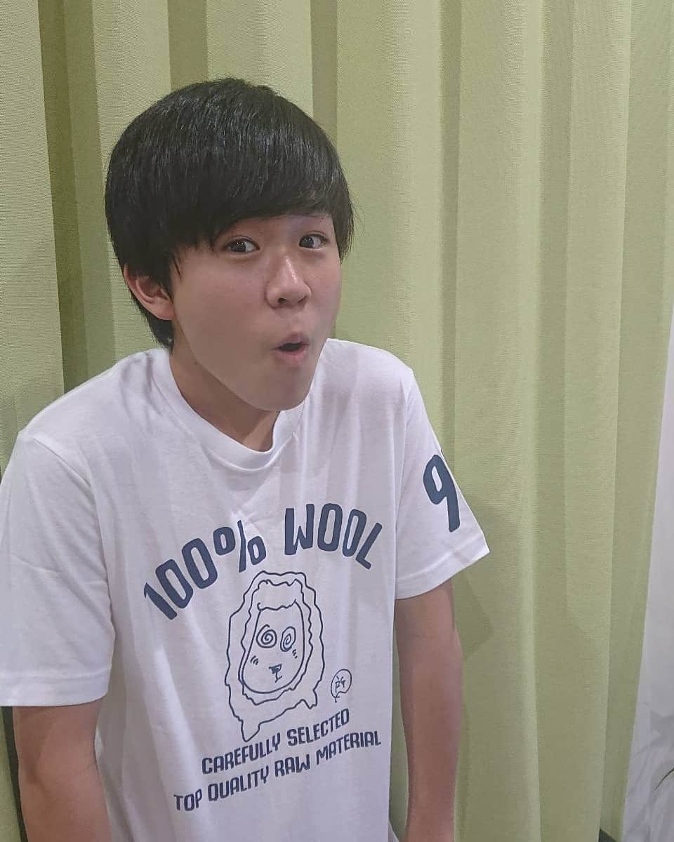 鈴木福さんのインスタグラム写真 - (鈴木福Instagram)「このTシャツ、収録の時に﻿ 所さんに頂いたんです！！﻿ 所さんはいつもお会いするとグッズを﻿ プレゼントしてくれるんです！﻿ ﻿ ﻿ いつもありがとうございます！﻿ ﻿ ﻿ 明日の｢新説！所JAPAN｣﻿ ぜひ見てください！﻿ この番組を見てから決算忠臣蔵を観ると﻿ より楽しめるかもしれない！！﻿ 僕も勉強になりました。﻿ ﻿ ﻿ ﻿ #所ジョージ さん#新説所JAPAN﻿ #決算忠臣蔵#Tシャツ#おしゃれ﻿ #かっこいい#勉強﻿ ﻿ ﻿」11月24日 22時14分 - s_fuku_te