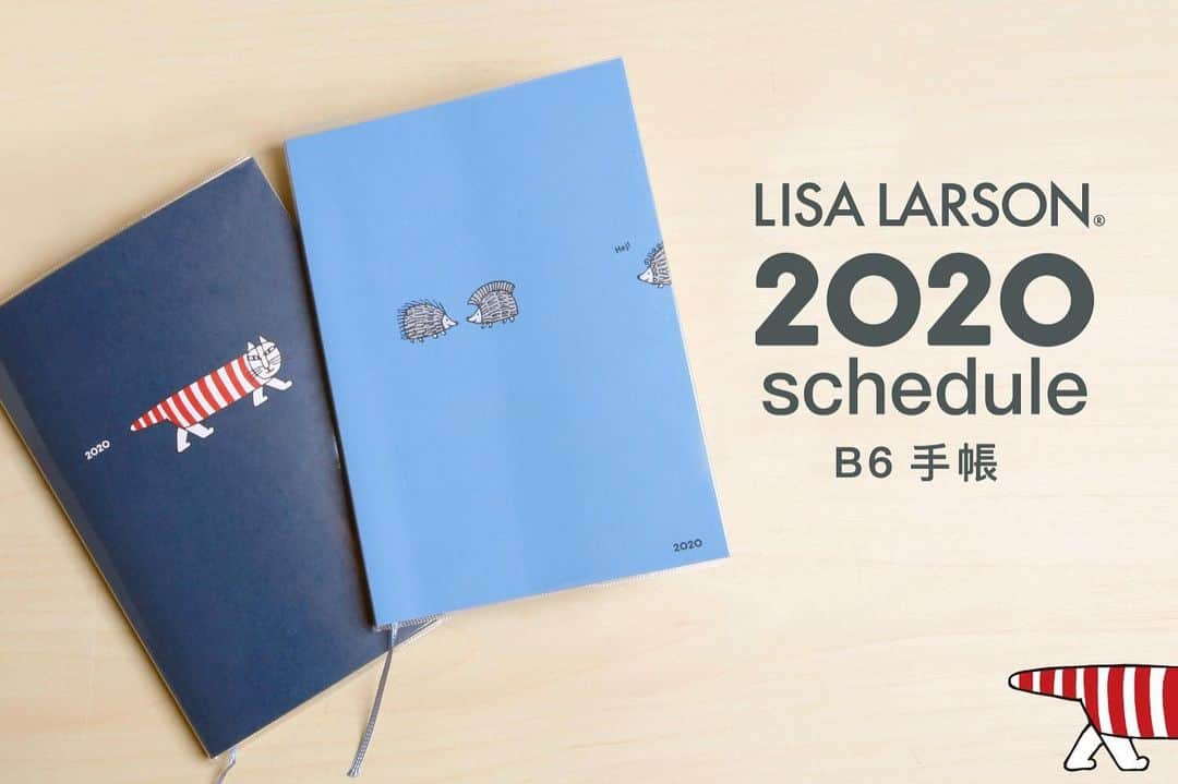 リサラーソンさんのインスタグラム写真 - (リサラーソンInstagram)「"2020年のスケジュール帳も登場です！"﻿ ﻿ ﻿ お待たせしました！﻿ 2020年の手帳がついに登場です。﻿ ﻿ 片手でさっと取り出しやすいB６サイズ。かさばりにくく軽いので、荷物が多い日も気軽に持ち歩きやすいです。﻿ デザインが隠れないビニールカバー付きなので、汚れにくい上にメモやシール、チケットなどを挟んでおくこともできますよ。﻿ ﻿ 月間カレンダーでは、マイキーやハリネズミ三兄弟が祝日や振替休日をお知らせしてくれます。﻿ ﻿ 後ろの自由に使えるメモページも充実しているので、１年を通していろんな記録をしてみてはいかがでしょう。﻿ ﻿ ================﻿ ▼手帳はこちら﻿ https://www.lisalarson.shop/?mode=srh&keyword=2020+%BC%EA%C4%A2﻿ ﻿ ﻿ #リサラーソン #lisalarson #lisalarsonwine #スウェーデン #sweden #北欧 #北欧雑貨 #北欧インテリア #陶器 #ceramics #ハリネズミ #マイキー #ワイン #猫 #ネコ #手帳 #2020﻿」11月24日 13時14分 - lisalarsonjp