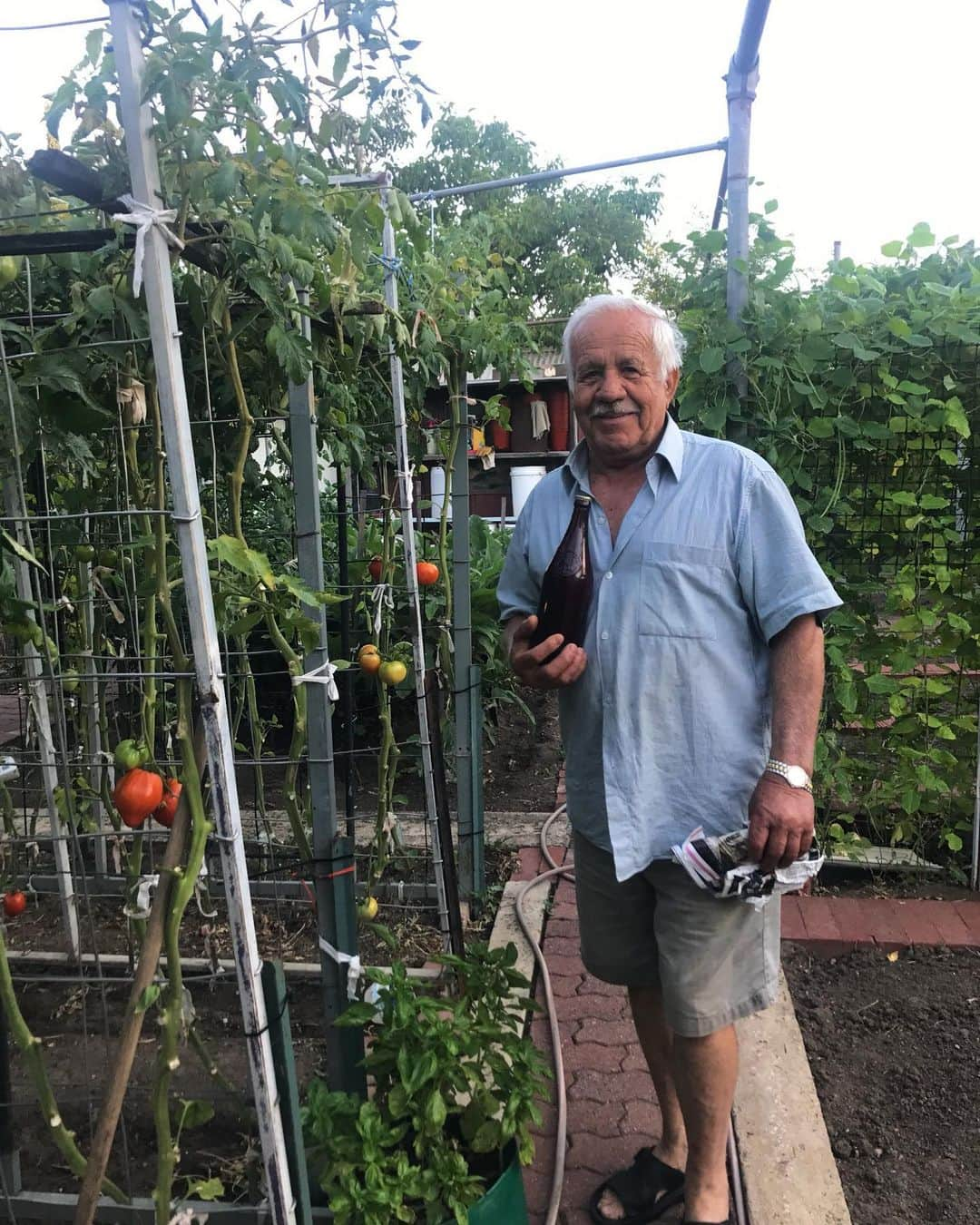 ケイラ・アイトサインズさんのインスタグラム写真 - (ケイラ・アイトサインズInstagram)「Papou in the garden 😍!!! I LOVE this photo… I always miss my grandparents so much when I am travelling… but I know he’ll be looking after my garden while I’m away (hoping I don’t come back to any dramatic changes because Papou’s been “pruning” my trees 😂). It's so funny because he doesn't even understand why I need to travel for my job... he continually asks me: “What do you do? What is your job? If you are just a personal trainer, why are you in the newspaper?”. He just thinks I’ve done something bad because why else would I be in the newspaper hahaha 😅!」11月24日 13時16分 - kayla_itsines