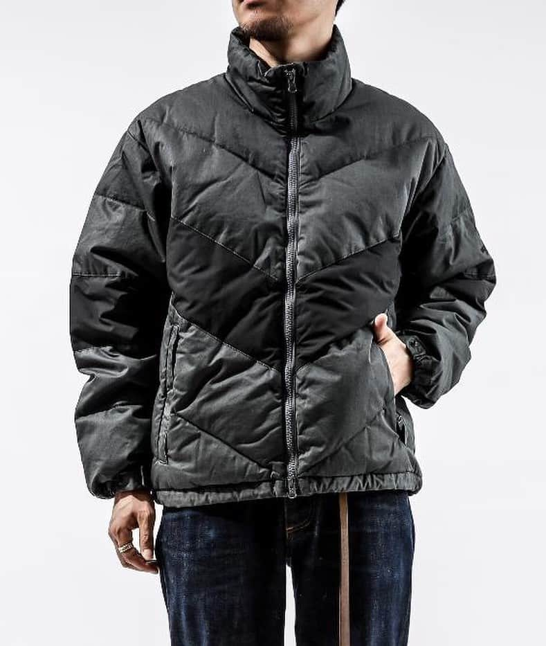 CPCMのインスタグラム：「THE NORTH FACE  PURPLE LABEL COTTON DOWN JACKET ¥57.000+tax 高密度織のコットンツイルを使用したダウンジャケットです。 1990年代に発表されたTHE NORTH FACEのアッセントジャケットをベースに、着丈を短くし当時のアスレチックウエアの切替えデザインを組み込みアップデート。 また切替部分にタスランポリエステルタフタを使い、異素材による切替がアクセントに。 素材の風合いを活かしつつ色落ち感の出やすい加工を施した生地を使い、その後製品洗いをすることでビンテージ感を出しました。 中綿には650フィルパワーのダックダウンを採用しています。 【THE NORTH FACE PURPLE LABEL】 「nanamica」がプロデュースする「THE NORTH FACE PURPLE LABEL」。 アメリカのアウトドアブランド「THE NORTH FACE」その機能性をそのままに、さらにファッション性を高め、タウンユースに最適なアイテムをリリースしています。 #cpcm  #シーピーシーエム #thenorthface #ザノースフェイス #nanamica #downjacket #ダウンジャケット #メンズファッション  #purplelabel #パープルレーベル」