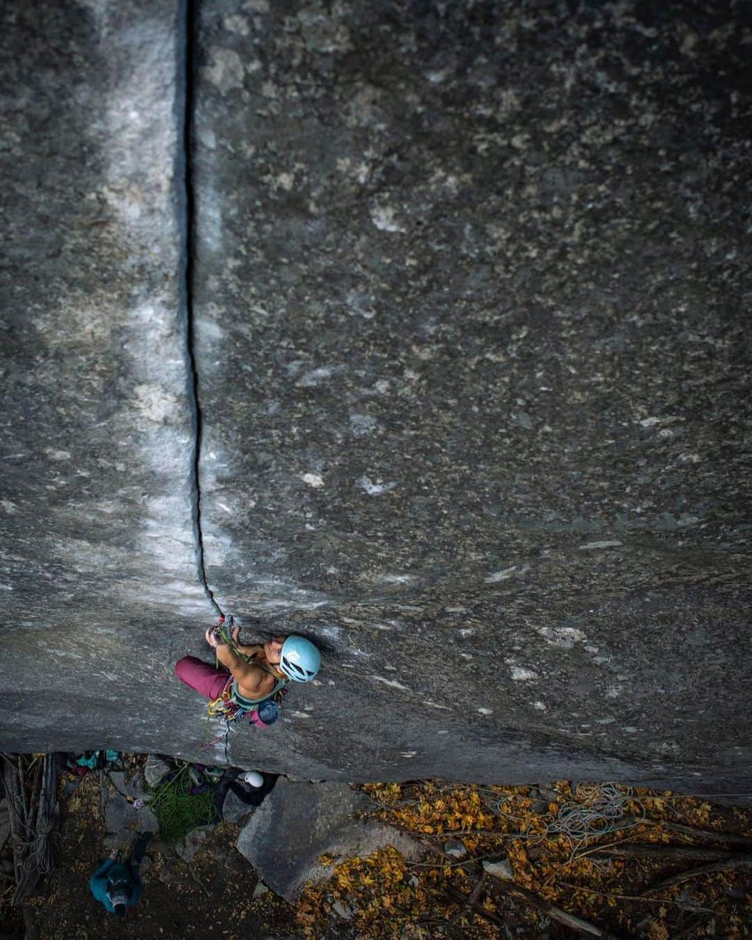 ヘイゼル・フィンドレーさんのインスタグラム写真 - (ヘイゼル・フィンドレーInstagram)「I don’t think I could have tried harder nor kept my head better than I did today. On my third burn I set up to reach the final jug on magic line (after which you could not fall), I heard a crystal scrunch under my right foot and like a roller skate my foot skidded off the smear and I was in the air shortly after. ✨Today I failed one kind of exam but passed another. This line keeps testing. ✨ Thanks @keenantakahashi for the belay and support vibes. An intense experience to share with someone I only met the day before but he was ace. One rest day then one last day trying before the storm and my flight home. I‘ve got some deep fatigue building up and my index finger hates me so wish me luck pals. @blackdiamond @seatosummitgear @lasportivagram @lasportivana @eliza_earle 📸」11月24日 13時56分 - hazel_findlay