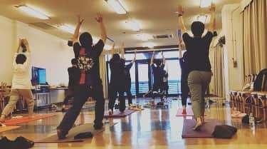 安藤瞳さんのインスタグラム写真 - (安藤瞳Instagram)「皆んなで繋がるヨガ✨ ボウリング🎳の動きを入れたヨガ✨ 楽しかったー🍀  体を動かす楽しさ 心がワクワクする感覚  #東名ボール #washinushimanami  #ボウリング ＃ヨガ」11月24日 13時50分 - hitomiandoh