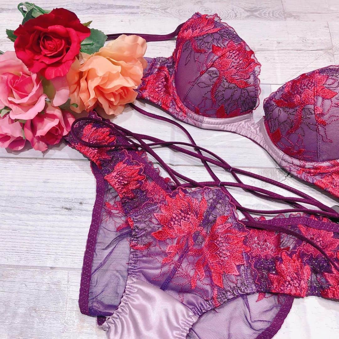 Ravijour札幌4丁目プラザ店のインスタグラム：「#onsale  身につけるだけで華やかな印象に…❤️ シャープフラワー 単品ブラ ¥5,390+tax  シャープフラワーコード 単品ショーツ ¥2,990+tax  詳しくはBLOG書きました！ TOPのURLから飛んでください✈️ #ravijour  #ravijour_official  #ravijoursapporo  #ラヴィジュール」