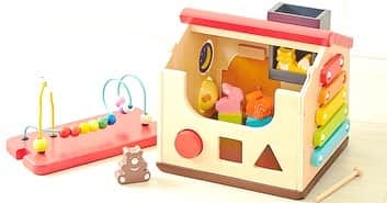 kidzoo+のインスタグラム：「ただいまこちらの商品にサンタさんのブロックがついてきます。 【ようこそ！　森のわくわくハウス】  数量限定での販売になります。 クリスマスプレゼントにぴったりのサンタさんブロック🎅 無料ラッピングサービスしてます。 店頭でお買い求めの方は、店員までお声掛けください。 ----------------------------------- 商品の詳細はプロフィールのURLからご覧いただけます！ ☛ @kidzooplus  #kids #子供 #知育玩具 #名古屋市 #名東区 #子育てママ #kidzooplus #誕生日 #誕生日プレゼント #贈り物　#クリスマスプレゼント #クリスマス #サンタクロース #サンタさん #ドールハウス #無料ラッピング #ラッピング無料」