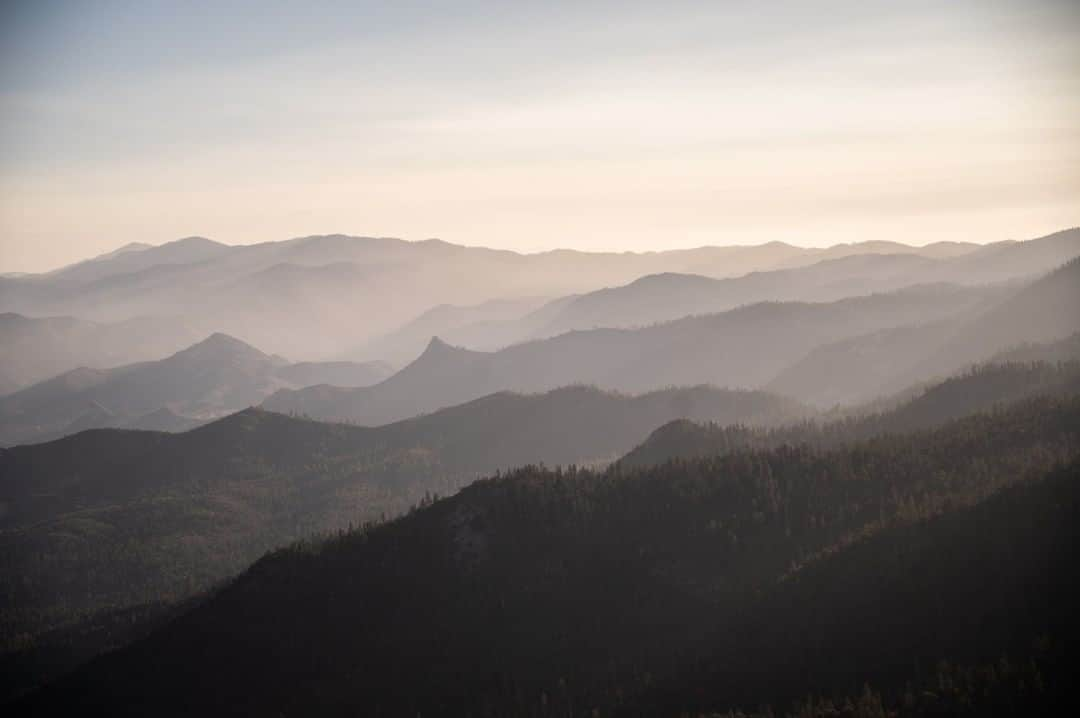 National Geographic Travelさんのインスタグラム写真 - (National Geographic TravelInstagram)「Photo by @taylorglenn | A lingering haze from wildfires accentuates layers of the southern Sierra Nevada in Sequoia National Forest, California. Follow @taylorglenn for more landscape imagery around the American West. #California #SequoiaNationalForest」11月24日 14時09分 - natgeotravel