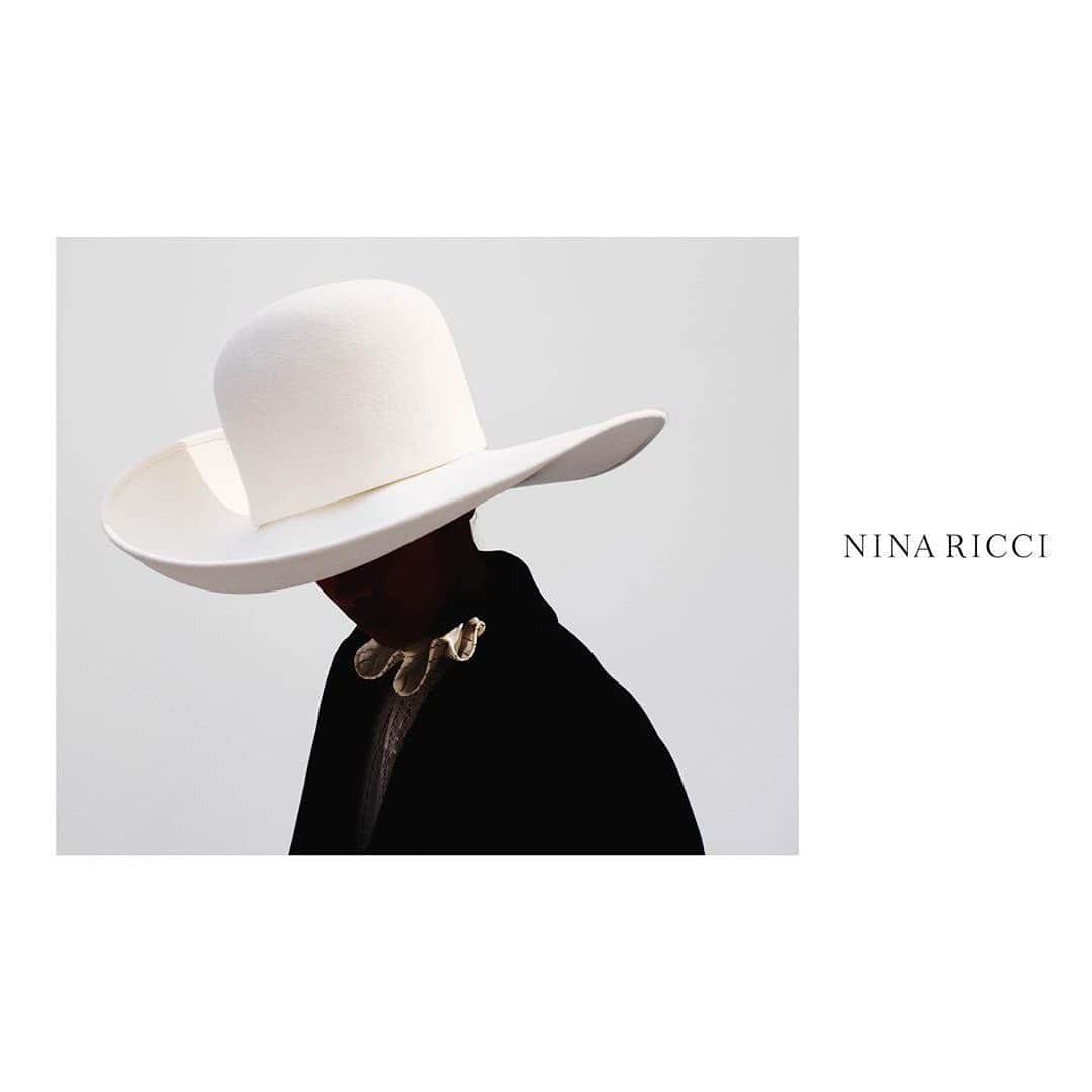 のインスタグラム：「ＢＥＡＵＴＩＦＵＬ  #repost @ninaricci ・・・ Nina Ricci New Campaign  Photographed by @Mario_Sorrenti #MarioSorrenti @ArtPartner #ArtPartner  Styled by @smrichardson1 #ninaricci by @LisiHerrebrugh and @RushemyBotter @iza_official  #izastagram」