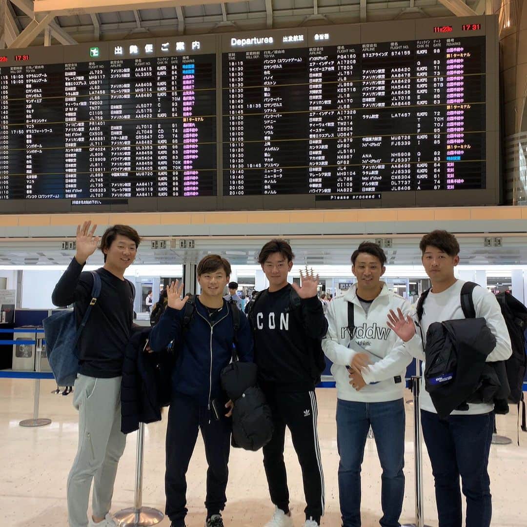 成田翔のインスタグラム：「シアトル１日目✌️ 日本と同じくらい寒い😵 2枚目は二木さんにいたずらされてる小島さん😂 3枚目は見ての通りです🤣 ブランドンにも会えました！ では時差ボケで眠たいので寝ます✈️💤」