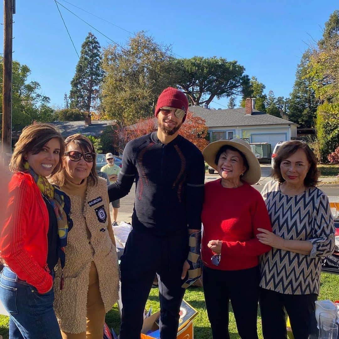 ステフィン・カリーさんのインスタグラム写真 - (ステフィン・カリーInstagram)「Today I went to a garage sale. That's all!」11月24日 14時24分 - stephencurry30