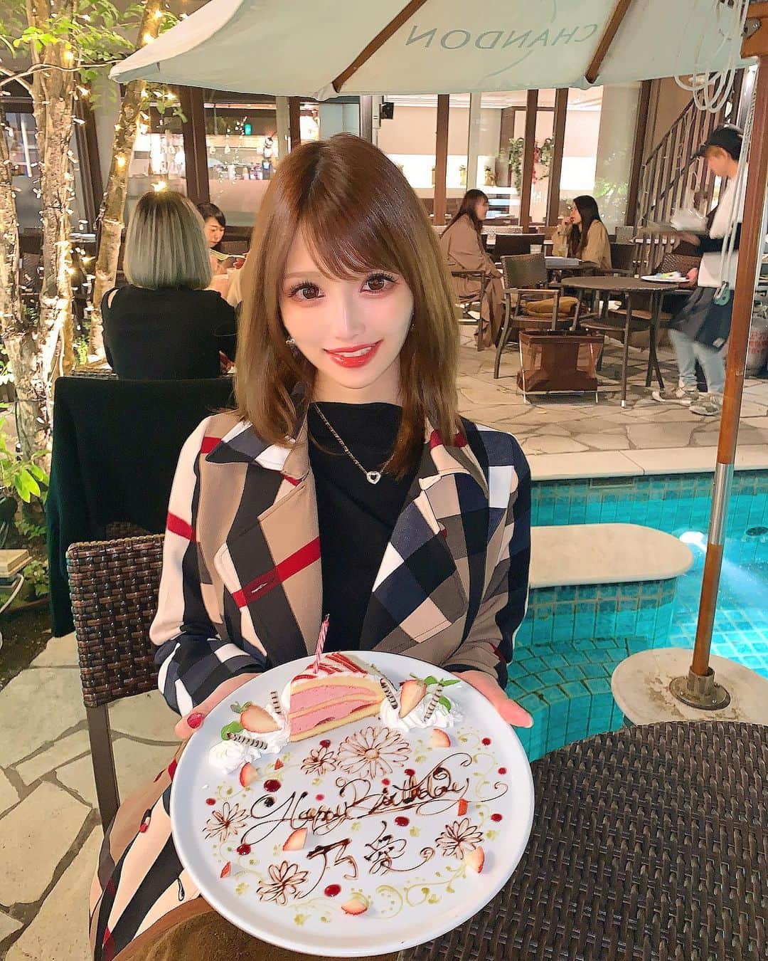 桜咲乃愛さんのインスタグラム写真 - (桜咲乃愛Instagram)「まきちゃんお祝いありがとう😆♥️♥️♥️✨ プールついてるご飯屋さんすき(*´꒳`*)❥❥ キラキラもだいすきー✩.*˚ コートは @pinklush.jp 💕✨ #お誕生日#バースデープレート#休日デート #PINKLUSH#ピンクラッシュ#セレクトショップ」11月24日 14時19分 - noasama1101