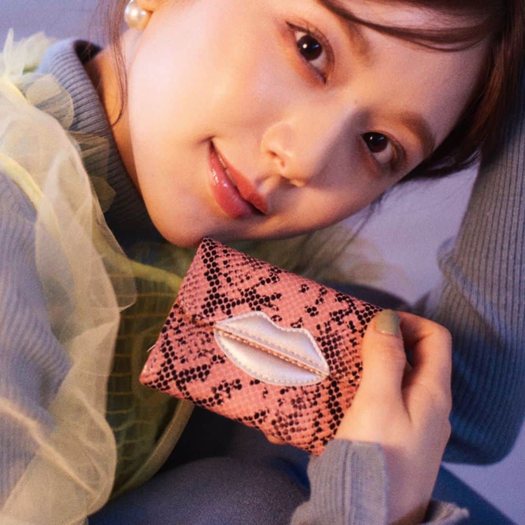 のインスタグラム：「👸💄💓 ㅤㅤㅤㅤㅤㅤㅤㅤㅤㅤㅤㅤㅤ 💋@casselini_official ❌ひよんコラボ💋  前に報告させて頂いたのだけど、先行予約とか プレゼントキャンペーンに応募さてくれたみなさん、 本当にありがとうございます😭💓💓💓 沢山のお問い合わせがあったみたいでとっても嬉しい🥺❤️ ㅤㅤㅤㅤㅤㅤㅤㅤㅤㅤㅤㅤㅤ 実際の店舗販売は11/29からです💞 直接みたらもっと可愛さが伝わると思うから、 是非みんなにチェックしてほしいな〜🥰🥰🥰 みんなのお気に入りアイテムになれるように、 一生懸命つくったよ❤️ いつもありがとうの気持ちを込めて❤️❤️ ㅤㅤㅤㅤㅤㅤㅤㅤㅤㅤㅤㅤㅤ ひよんより🐣💞 ㅤㅤㅤㅤㅤㅤㅤㅤㅤㅤㅤㅤㅤ #casselini #feeyong #wallet #pouch #totebag #mirror #립스틱 #파우치 #지갑 #가방 #희영 #한국인 #キャセリーニ #ひよんコラボ #ひよん #くちびる #唇 #韓国人 #コラボアイテム」