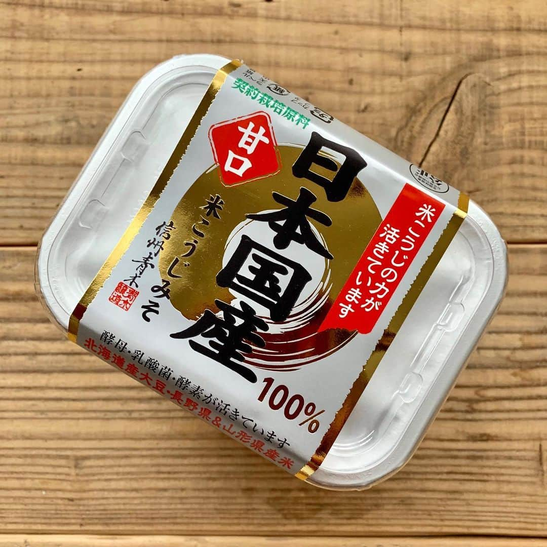 aya*** さんのインスタグラム写真 - (aya*** Instagram)「2019.11.24 Sunday﻿ ﻿ ﻿ 今日のお昼ごはん。﻿ ﻿ ○目玉焼き＋ソーセージ乗っけご飯﻿ ○筑前煮﻿ ○紫水菜のおかか和え﻿ ○お味噌汁(キャベツ、厚揚げ、ニラ)﻿ ○大根と人参のぬか漬け﻿ ﻿ ﻿ 筑前煮の味付けは 門井商店 @kadoishoten さんの #美酒佳肴わりした 「完熟」を使って。﻿ 完熟は 目玉焼きにもチョロっとかけてます😊﻿ それから紫水菜のおかか和えには「淡口」を。﻿ #わりした １本で味が決まるって嬉しい⤴︎﻿ ﻿ あと、お味噌汁には @marumo_aokimiso さんの 「日本国産甘口」のお味噌を。﻿ こちらのお味噌は 原料に国産大豆、国産米を使用した 十割麹味噌で、アルコール無添加の#生味噌﻿ 今まで、お味噌に特にこだわりを持たずに スーパーで 調達しよったけど、お味噌が変わるだけで こんなにも 美味しくなるんやと実感！ ﻿ 身体が喜んでるのが ひしひしと伝わってくるお味噌でした😊﻿ ﻿  #マルモ青木 #味噌 #善光寺#オーガニック ﻿ #門井商店#美酒佳肴﻿ #foodpic#locari#lunch#igersjp#aya_aya飯#リミアな暮らし#LIMIA#delimia﻿ #フーディーテーブル#令和元年ごちそうさま #昼ごはん#器#ランチ#お昼ごはん#おうちごはん#料理#暮らし#日々の暮らし#おうちごはんLover#発酵パワーでのりきる霜月 #作り置き﻿」11月24日 14時21分 - aya_aya1128