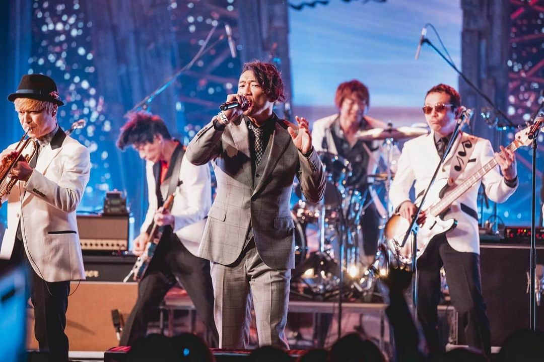 フジテレビ「Love music」さんのインスタグラム写真 - (フジテレビ「Love music」Instagram)「東京スカパラダイスオーケストラさん﻿ TOSHI-LOW（BRAHMAN/OAU)さん﻿ TAKUMA(10-FEET)さん﻿ パフォーマンス写真公開🌈🤠﻿ ﻿ 今夜 0:30〜放送🕧﻿ ※地域によって放送日程が異なります。﻿ 各放送局のHPにてご確認下さい。﻿ ﻿ photo by タマイシンゴ﻿ ﻿ #東京スカパラダイスオーケストラ﻿ #TOSHI-LOW #BRAHMAN #OAU﻿ #TAKUMA #10-FEET﻿ #NARGO﻿ #北原雅彦﻿ #GAMO﻿ #谷中敦﻿ #加藤隆志﻿ #川上つよし﻿ #沖祐市﻿ #大森はじめ﻿ #茂木欣一﻿ #Lovemusic﻿ #ラブミュージック﻿ #フジテレビ」11月24日 14時32分 - lovemusic_fujitv