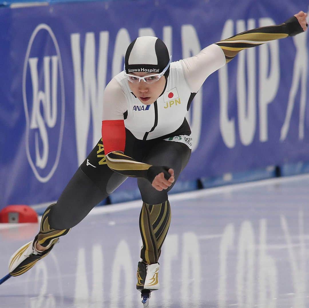 日本オリンピック委員会さんのインスタグラム写真 - (日本オリンピック委員会Instagram)「23日にポーランドで行われたスピードスケートのW杯第2戦、女子500mで小平奈緒選手が優勝。今季W杯初勝利、1000mを含め通算29勝目となりました。🏆 🙌（写真：AP/アフロ） . ISU World Cup Speed Skating #2 (Tomaszów Mazowiecki /POL) . [500m Ladies] 🥇小平奈緒/Nao Kodaira . #小平奈緒 #NaoKodaira #Speedskating #スピードスケート #TEAMNIPPON #japaneseolympiccommittee #がんばれニッポン . 📷AP/AFLO」11月24日 14時28分 - teamjapanjoc