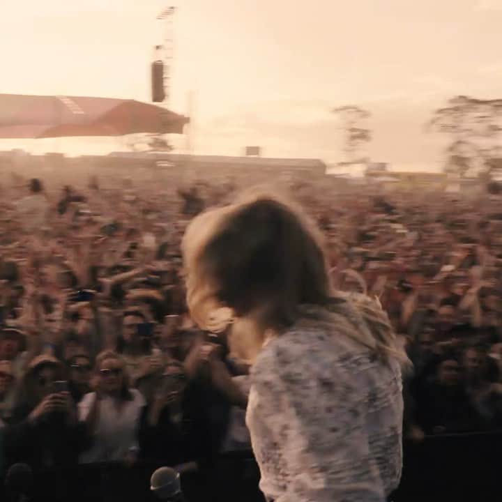 Flight Facilitiesのインスタグラム：「Rolling into Auckland with our favourite song/The remix and our A team @thisisowleyes @ric_rufio 🎥 @leahbarylsky」