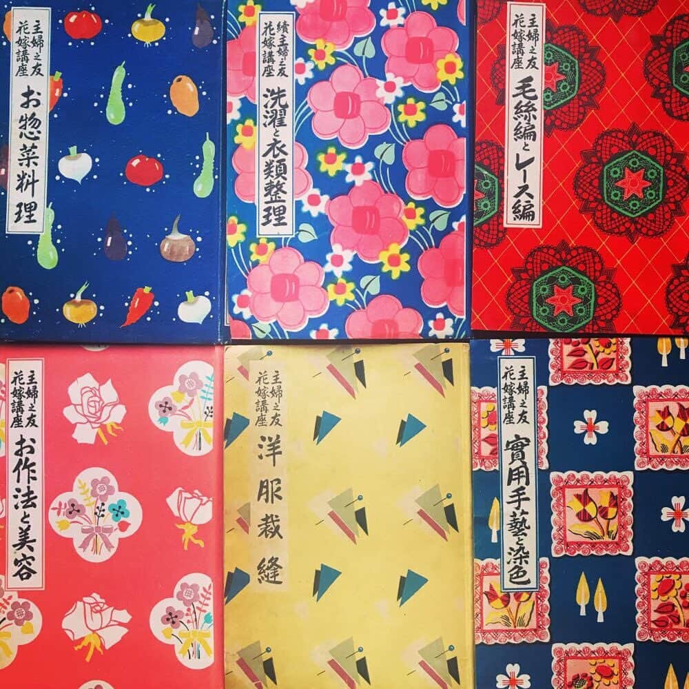 手紙社さんのインスタグラム写真 - (手紙社Instagram)「【「第6回関西蚤の市」商品予習帳①:本】 関西蚤の市の一角にある古書店街のエリアでは、各地の古書店が選りすぐった本に出会うことができます。古き良き時代のファッション誌、外国の言葉で綴られた絵本、ディスプレイにも最適な洋書など幅広いラインナップ。絶版になっている書籍などもの多いので、この機会をお見逃しなく！ . ▶︎詳細はプロフィールのリンク（@tokyonominoichi ）から「第6回関西蚤の市」公式サイトへ . #tokyonominoichi#東京蚤の市#関西蚤の市#kansainominoichi#阪神競馬場#関西北欧市#手紙社#手紙舎#tegamisha#vintage#antique#アンティーク#ブロカント#関西豆皿市#関西豆花器市#商品予習帳#関西蚤の市まであと6日」11月24日 14時41分 - tegamisha