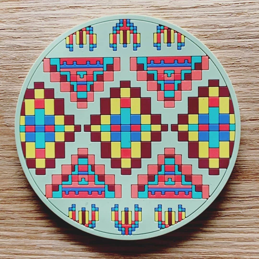 のインスタグラム：「グッズサンプルまたや届きましたのでお知らせです⛰ ブランケットのブロックモチーフを使ったラバー製のコースター。  夏でも冬でも通年アイスコーヒーを飲むぼくは、、むしろアイスコーヒーしか飲まないぼくは、 布製から、珪藻土から、いろんな材質のコースターを買っては使ってきました。 が、 やはりラバーが洗いやすく手軽！！ という境地に行きつきましたのでラバー製でコースターをつくりました。  一見派手に見えますが、、むしろ派手かと思われますが、テーブルのアクセントにぜひ☕️ そしていよいよはじまるツアーもぜひ⛺️ 初日11/29渋谷Duoです🌲  #ラバーコースター #キャンプ #旅 #絶妙に大きすぎないサイズ感とわりとしっかりした厚みがおすすめです」