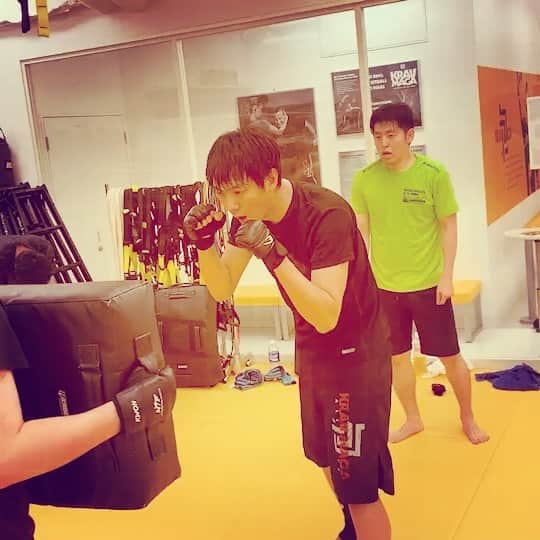 長田成哉のインスタグラム：「ジムで発汗の日。 西尾先生が撮ってくれました。 #kravmaga #gym #workout #アイスコーヒー　#Tシャツにダウンベスト　#暑い」