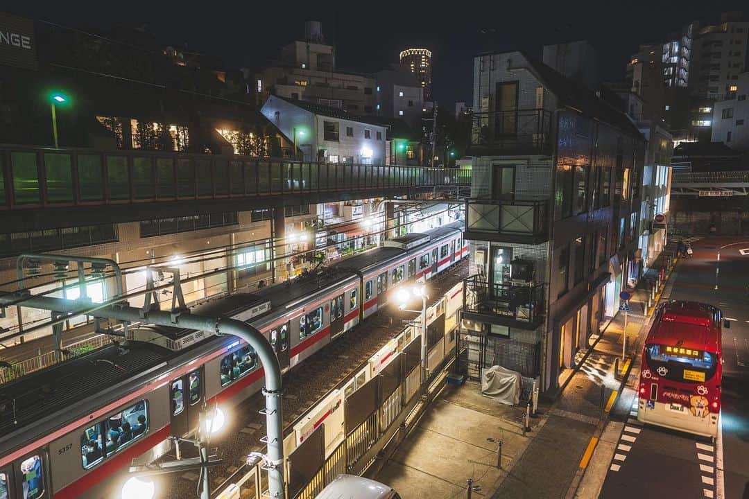 サイモンとマルティナさんのインスタグラム写真 - (サイモンとマルティナInstagram)「Really digging the lights of Daikanyama at night」11月24日 14時48分 - eatyourkimchi