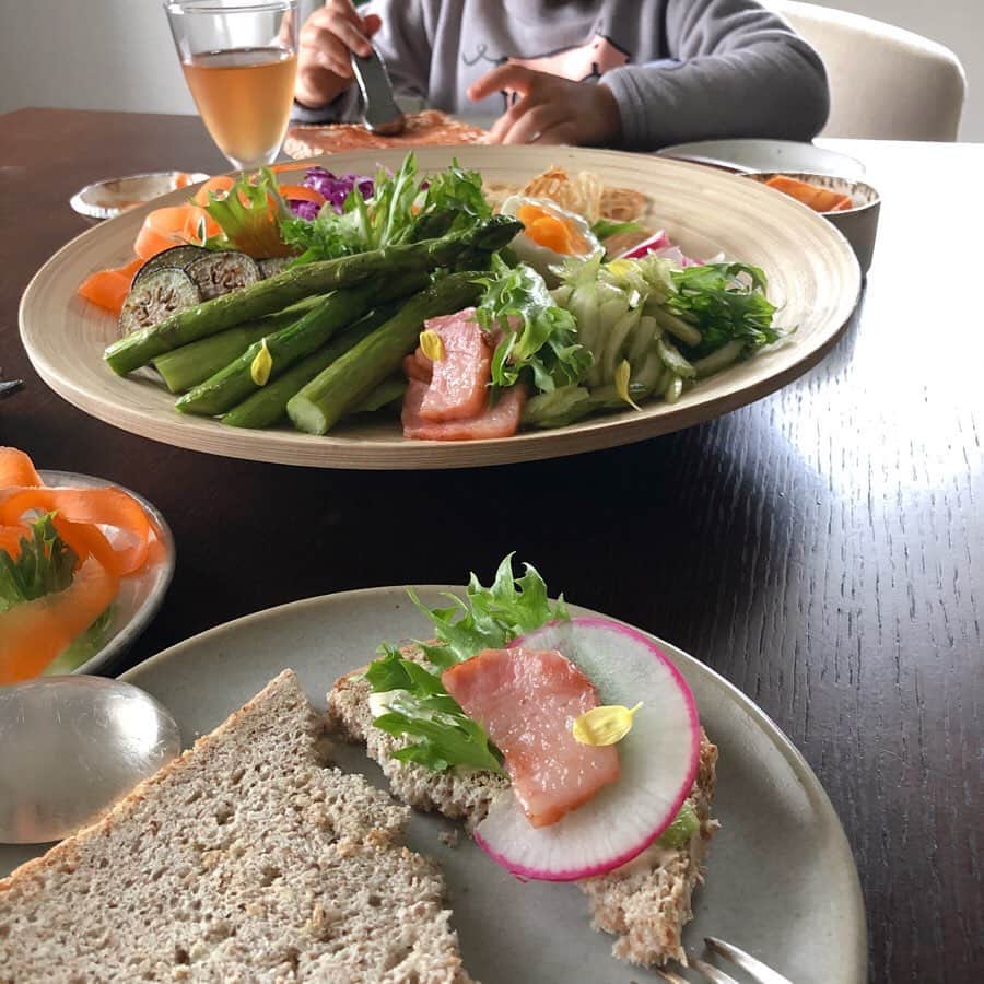 原田沙奈子さんのインスタグラム写真 - (原田沙奈子Instagram)「日曜日の遅いランチはたっぷりサラダを作って自分でサンドするスタイル。←なんだかんだの冷蔵庫整理 サラダで食べてもいーし、サンドしてもいーし。 ワタシはちぎって、その都度お好みの野菜乗せるオープンサンドタイプで。 アマネは1枚を半分に折って食べるタイプ。 ケチャップ好きだから全面に塗るんだって。 アマネがサンドしたのはレンコンチップ4枚（4歳だからって）、にんじん5〜6枚、ベーコン1枚。 大好きなゆで卵はサンドせずお皿によそってた。 アマネってコンサバティブ。笑 #おうちごはん#ランチ#サナコ_お料理」11月24日 14時59分 - sanakoharada