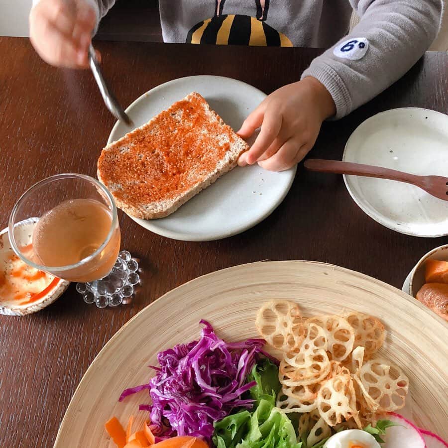原田沙奈子さんのインスタグラム写真 - (原田沙奈子Instagram)「日曜日の遅いランチはたっぷりサラダを作って自分でサンドするスタイル。←なんだかんだの冷蔵庫整理 サラダで食べてもいーし、サンドしてもいーし。 ワタシはちぎって、その都度お好みの野菜乗せるオープンサンドタイプで。 アマネは1枚を半分に折って食べるタイプ。 ケチャップ好きだから全面に塗るんだって。 アマネがサンドしたのはレンコンチップ4枚（4歳だからって）、にんじん5〜6枚、ベーコン1枚。 大好きなゆで卵はサンドせずお皿によそってた。 アマネってコンサバティブ。笑 #おうちごはん#ランチ#サナコ_お料理」11月24日 14時59分 - sanakoharada