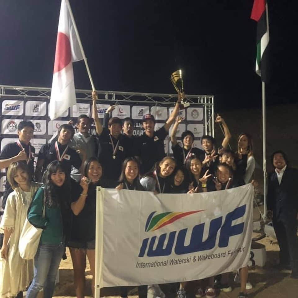 手塚翔太さんのインスタグラム写真 - (手塚翔太Instagram)「Stoked to finished 2nd at @iwwfed world championships in Abu Dhabi😎🔥🔥🔥 Also super pumped Team Japan taken 2nd place out of over 30+ country🇯🇵🍣🥢🍶 Thanks to everyone who supported me🙏🏻❤️ @redbull @redbulljapan @hoken_zenbu @seisho_2000 @fitness_gym_t.i.s @piloxs_shinohara @blalawetsuits @supra_boats @obrienwatersports @hilx @momenticks  ワールドチャンピオンシップ(世界選手権)は2位で終わりました！ 今シーズン最後の大会は良い締めくくりが出来たと思います☺︎ そして30ヵ国以上参加している大会で、日本チームも2位になる事が出来ました！🇯🇵🙌🏻 今回はチームキャプテンとして参加しましたが、皆んないい団結力で戦えたと思います！ 本当に沢山の応援サポート有り難うございました🙏🏻❤️ Love youじいじ👴🏼❤️」11月24日 15時00分 - shotatezuka