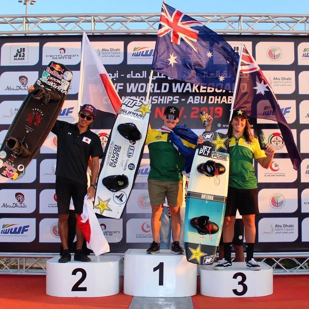 手塚翔太のインスタグラム：「Stoked to finished 2nd at @iwwfed world championships in Abu Dhabi😎🔥🔥🔥 Also super pumped Team Japan taken 2nd place out of over 30+ country🇯🇵🍣🥢🍶 Thanks to everyone who supported me🙏🏻❤️ @redbull @redbulljapan @hoken_zenbu @seisho_2000 @fitness_gym_t.i.s @piloxs_shinohara @blalawetsuits @supra_boats @obrienwatersports @hilx @momenticks  ワールドチャンピオンシップ(世界選手権)は2位で終わりました！ 今シーズン最後の大会は良い締めくくりが出来たと思います☺︎ そして30ヵ国以上参加している大会で、日本チームも2位になる事が出来ました！🇯🇵🙌🏻 今回はチームキャプテンとして参加しましたが、皆んないい団結力で戦えたと思います！ 本当に沢山の応援サポート有り難うございました🙏🏻❤️ Love youじいじ👴🏼❤️」
