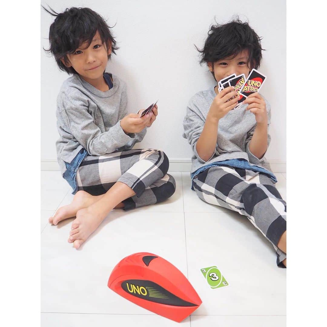 ayakoさんのインスタグラム写真 - (ayakoInstagram)「❤︎︎ 我が家はカードゲームが大好きで ウノデビューは2人が幼稚園の頃でウノが家族全員で遊べるゲームの始まりで、ウノで負けた人がご飯作り‼️なんて罰ゲームをしたり しながら何年も楽しんでますが、変化も欲しくてオリジナルルールを加えたりしていた今日この頃🤔 マテル・インターナショナル株式会社とタイアップさせて頂き、ウノフリップ、ピクショナリーエアーで一足先に遊んでます‼️ * * ウノフリップ登場に大盛り上がり😆 ウノフリップは基本のルールはウノと一緒ですが、ライトサイドとダークサイドの2つのサイドがあるウノで、ダークサイドには、5枚を引かなくてはいけない「ダークドロー5」カードなど、ハードモードなカードがあったりととにかくウノがさらに楽しくて うちはゲームする時は子ども大人関係なく容赦なく対等に戦うけど…やっぱり夫が負けてると嬉しい〜😆 * * ピクショナリーエアーは アプリを使って空中に描いた絵がARで映し出され、何を描いたかをチーム対抗で当てる新感覚のゲームでカードに書かれたお題をピクショナリーペンを使って空中に絵を描き、同じメンバーが制限時間内に何を描いているか当てるというゲーム‼️…もう2人の描いてる絵がおかしすぎて…😆とにかく盛り上がります‼️ ウノアタックでも遊んでます😊 寒くなってくるとお家にいる時間も長くなり、年末年始みんなで集まる時間に、大人も子どももみんなで遊べる素敵な時間を過ごせます😊 ❤︎ #ウノ #ウノフリップ #ピクショナリーエアー #空中お絵かき #ボードゲーム #カードゲーム #ARゲーム #クリスマス #pr」11月24日 15時09分 - ayaya315