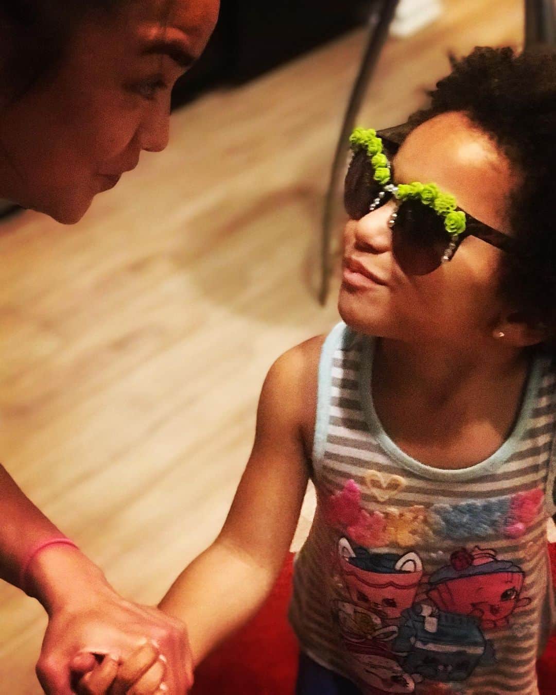加賀美セイラのインスタグラム：「Kids give you hectic times but a lot of times they give you notice on how important you are. And this was one of them #GivingMeCourage #MaybeSheIsOlder in heart than me😂 #StrongGrip 🤝🤝 子供を、思う気持ちと、友達を思う気持ちは、セイラの中で似てるのかもって思った。大事で、守るべき存在。何故か子供に教わった🌈 #Importants of #Love #Innocence #Truthful  #この子可愛すぎる件　#子供可愛い #子供と精神年齢一緒な件　笑笑」