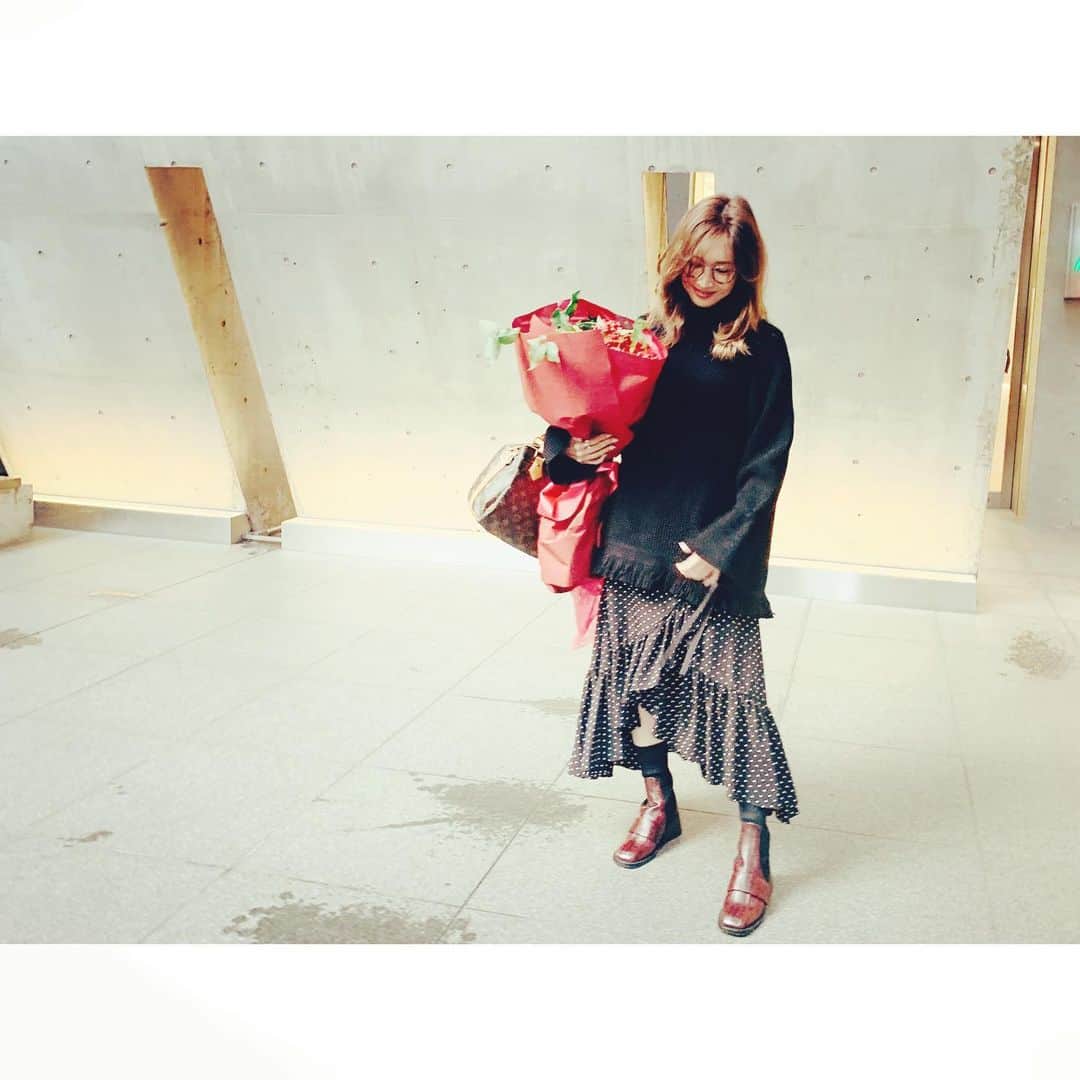のインスタグラム：「🌹 glasses @oliverpeoples  Knit @sacaiofficial  skirt @mikomori_official  bag @louisvuitton  boots @chloe」