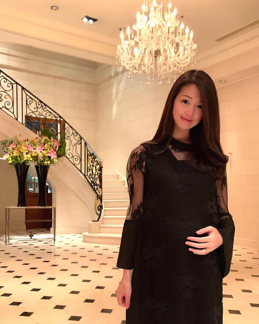 花田浩菜のインスタグラム：「#ロブション に行った日は、 久しぶりにフォーマルもOKな黒レースのワンピースを😊❤️ . . 黒×レースってほんとに使えるし可愛い😊💕 @chocoa_official のものなので、ワンピースでも#授乳 対応のもの！産前〜産後も長く使えるマタニティには貴重な可愛い#フォーマルワンピース です👗✨ . . #臨月 #妊娠9ヶ月 #マタニティコーデ #2人目妊娠中 #12月出産予定 #マタニティライフ #ママライフ #恵比寿 #ジョエルロブション #男の子ママ #女の子ママ予定 #ぷんにー #授乳コーデ #マタニティママリ #マタニティワンピース #CHOCOA #l4l #happy #happydays」