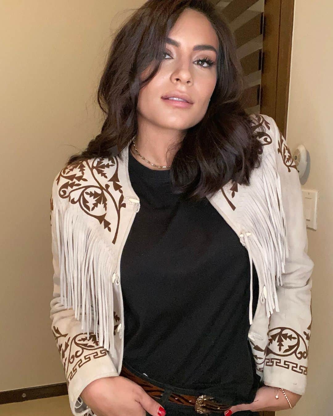 Ana Brenda Contrerasのインスタグラム：「La cuera tamaulipeca es el traje típico que representa al estado de Tamaulipas en México. Esta prenda es originaria de Cd. Tula, Tamaulipas. Está elaborada a partir de piel de becerro o gamuza de venado, con grabados en piel de color blanco y flores; los adornos incluyen flecos largos en mangas, espalda, frente y orilla de la cuera. Con frecuencia tiene el escudo del estado en la espalda.  La cuera proviene de un traje llamado cotón que era utilizado por los vaqueros para protegerse de las ramas y espinas. El clima seco y frío de Tula favorecía el uso cotidiano de este tipo de prendas. La primera cuera fue elaborada por Rosalio Reyna, por encargo del general Alberto Carrera Torres. En este primer modelo se agregaron más barbas al cotón y se añadieron los dibujos que representan las plantas y flores del campo.  Con el tiempo el atuendo se popularizó como parte de la identidad tamaulipeca. Durante el gobierno del Dr. Norberto Treviño Zapata se adoptó como traje regional. La elaboración es completamente artesanal y su elaboración tarda varios días. La piel se curte y típicamente se le da una tonalidad chedrón o beige. Los dibujos se elaboran con plantillas y se pegan y cosen a la chamarra. Actualmente se considera como una prenda de gala para uso en fiestas o eventos especiales #tamaulipas #cueratamaulipeca ❤️ #vivatamaulipasaltivayheroica」