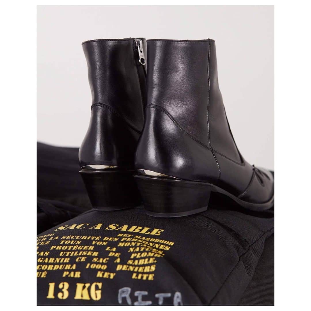 のインスタグラム：「Cet hiver, le modèle iconique des collections Valentine Gauthier, la boots Keith en cuir de veau à tannage végétal, se pare d'un empiècement en métal à l'arrière. 2 tailles de disponibles sur valentinegauthier.com et en boutique au 88 boulevard Beaumarchais, Paris XI. . This winter, the iconic model of the Valentine Gauthier's collections, the Keith vegetable-tanned calf leather boots, is adorned with a metal insert at the back. 2 sizes available on valentinegauthier.com and in store at 88 boulevard Beaumarchais, Paris XI.」