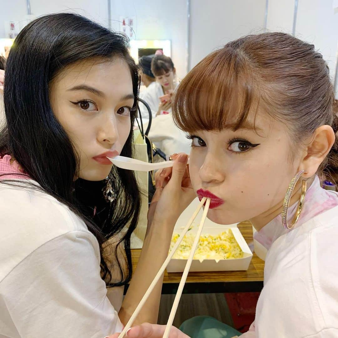 ViViさんのインスタグラム写真 - (ViViInstagram)「ViVi Nightオフショットリレー、 ラストはemma❣️ クールなかわいさ、台湾でも 大人気でした〜😍 emmaのレアな食事カットも かわいすぎる😘 オフショットリレー、 楽しんでもらえましたか？✨ またViVi Nightでお会いしましょう‼️ @okss2121 #emma #vivinightintaipei #vivinightオフショットリレー  #台湾 #台北 #オフショット #taipei #アイライナー #メイク #アイメイク #チーク #メイク好き #マスカラ #美肌 #ピンクリップ #リップ #コスメ #makeup #モデル #美女 #スキンケア #イヤリング #アクセ #リング #ヘアアレンジ #赤リップ #アイライナー」11月24日 15時31分 - vivi_mag_official