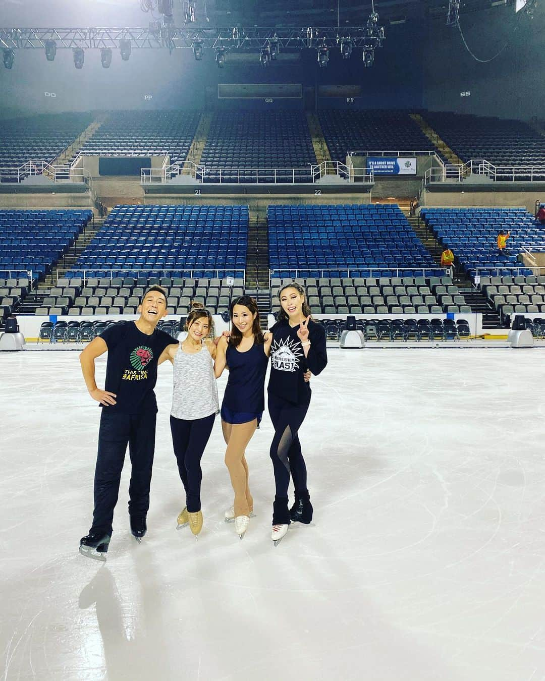 北村彩乃のインスタグラム：「We skated after 3 shows😉✌️❄️⛸ Team JAPAN 🇯🇵 ( where is @kokana3 ?) . 3回ショーの後に日本人で滑ったよ🙂 . . #disneyonice #figureskating #iceskating #iceshow #showgirl #celebratememories #workhard #practicemakesperfect #tourlife #lululemon #ディズニーオンアイス2019 #ディズニーオンアイス #フィギュアスケート #アイスショー #スケート #アメリカツアー #アメリカ生活 #アメリカ暮らし」