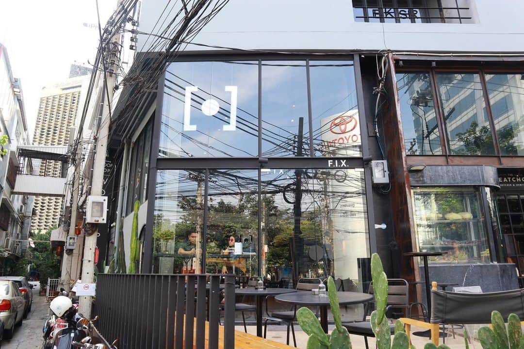 石井輝明さんのインスタグラム写真 - (石井輝明Instagram)「タイカフェ。 今日は一日ルミネにいます。 夜は囲碁将棋さんとの漫才ライブです。 何卒よろしくお願いします。  #fixcoffee #cafe #coffee #bangkokcafe #カフェ #タイカフェ #バンコクカフェ #カフェ芸人 #今回も漫才４本ずつとコーナーあります #新ネタ４本つくりました #タイから帰ってきて急いでつくった #なんとか間に合った #何卒よろしくお願いします」11月24日 15時35分 - comandanteishii