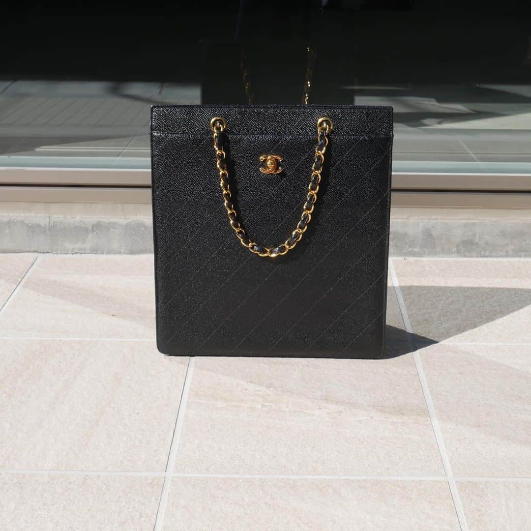 Vintage Brand Boutique AMOREさんのインスタグラム写真 - (Vintage Brand Boutique AMOREInstagram)「SOLD OUT ❣️❣️❣️Vintage Chanel chain tote bag. ▶︎Free Shipping Worldwide✈️ ≫≫≫ DM for more information 📩 info@amorevintagetokyo.com #AMOREvintage #AMORETOKYO #tokyo #Omotesando #Aoyama #harajuku #vintage #vintageshop #ヴィンテージ #ヴィンテージショップ #アモーレ #アモーレトーキョー #表参道 #青山 #原宿#東京 #chanel #chanelvintage #vintagechanel #ヴィンテージ #シャネル #ヴィンテージシャネル #amoreomotesando #アモーレ表参道」11月24日 15時36分 - amore_tokyo