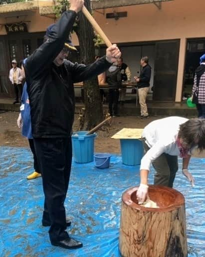 海江田万里さんのインスタグラム写真 - (海江田万里Instagram)「地元のイベントでは、港区三田豊岡町会の恒例の餅つき大会、新宿区西早稲田の「子ども天国」、に顔を出しました。ぐずついた天気のため人出が気になりましたが、どちらの会場も大勢の子どもたちの元気な笑顔を見ることができました。餅つき大会には山野井港区議会議員も参加していました。  #立憲民主党　#衆議院議員　#海江田万里　#餅つき大会」11月24日 15時37分 - kaiedabanri