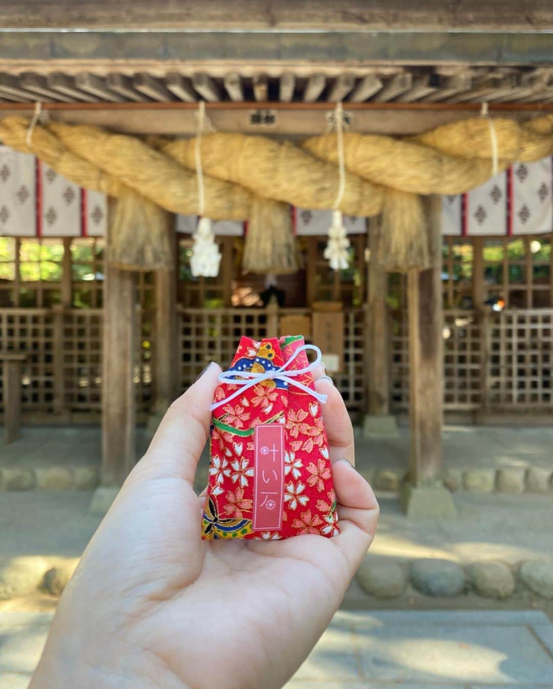 柴田紗希さんのインスタグラム写真 - (柴田紗希Instagram)「前回行った時行けなかった 「玉作湯神社」へ♡ ここは、自分で作るお守りがあるんだ。その方法が素敵でぷわ〜と浄化されるようでした！ 自分を選んでくれた「願い石」を「叶い石」に付けます。(行ってみたら分かる🌱) そして気持ちを吹き込んだよ☺️ ありがとうございます！！！ #ただいま島根　#玉作湯神社  #叶い石　#松江　#美肌　#縁結び」11月24日 15時44分 - shibasaaki