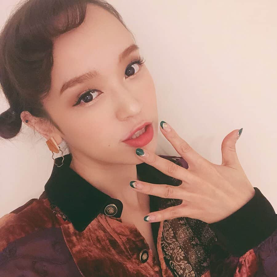 Soweluさんのインスタグラム写真 - (SoweluInstagram)「New Nail💚  今年は妙にレトロな雰囲気に惹かれるんだけど、 今回のネイルはグリーンを入れてみました🐢 私のラッキーカラーでもあるんだけど、うちの おじいちゃんがアイリッシュ系アメリカ人だから、私のルーツのアイリッシュ、 アイルランドのシンボルカラーのグリーンでもあるんだ🍀 グリーンってレトロなスタイルにすごい合うし ヘアスタイルもメイクもファッションもレトロにするのが本当最近好きだな〜✨ ・ ・ 寒暖差が激しくて、私もまさかの胃腸炎になってしまって辛かったけど、みんなも本当に暖かくして体に気をつけてね〜🙏 ・ ・ @nailmix_and_es ・ ・ #myroots #irish  #green #retrostyle  #nailmix #🍀」11月24日 15時46分 - sowelu_