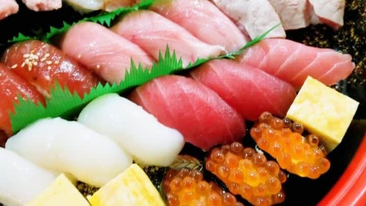 石関友梨のインスタグラム：「起きるのが遅すぎた朝…いや昼過ぎ( *´꒳`* ;)おしゅし🍣 #桶寿司 #秋刀魚が食べたくて #アラーム無しの朝」